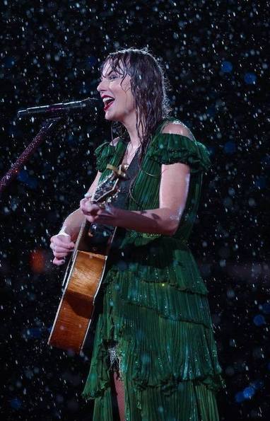 Taylor Swift faz show debaixo de chuva e maquiagem não borra (Reprodução/Instagram)